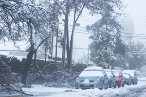 Ảnh EPA: Tuyết rơi bất thường tại Santiago, Chile