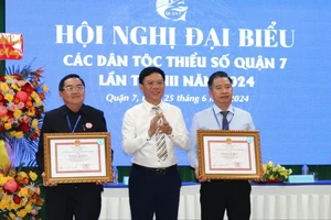 Phó Giám đốc Sở TT-TT TPHCM Nguyễn Ngọc Hồi trao Bằng khen của UBND đến các cá nhân tiêu biểu