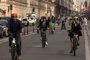 Làn đường dành cho xe đạp được mở rộng ở Paris. Ảnh: EURONEWS