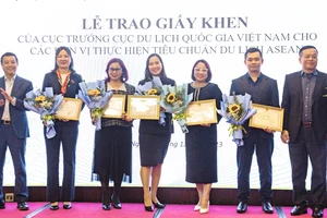 Bà Trần Thị Hải Vân, Tổng Giám đốc Bến Tre Riverside Resort (thứ hai, từ trái qua) nhận giấy khen