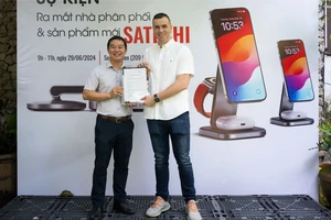 Đại diện Satechi trao chứng nhận ủy quyền phân phối dành cho Streamcast Asia Việt Nam