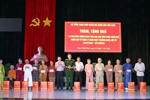 Bộ Tổng Tham mưu Quân đội nhân dân Việt Nam tặng quà các gia đình chính sách tại Thừa Thiên Huế.