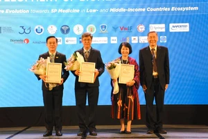 Ông Nguyễn Minh, Phó Chủ tịch UBND tỉnh Bình Thuận (thứ 2 từ trái qua) cùng các đại biểu tham dự hội nghị