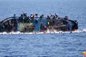 Tàu chở người di cư chìm, ít nhất 25 người chết