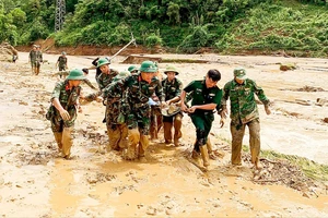 Lực lượng cứu hộ của huyện Điện Biên và tỉnh Điện Biên tìm kiếm, cứu nạn các nạn nhân bị lũ quét, sáng 25-7. Ảnh: VĂN PHÚC