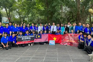 Lãnh đạo TPHCM thăm động viên chiến sĩ tình nguyện Mùa hè xanh, tình nguyện viên quốc tế Malaysia