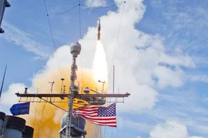 Tên lửa Standard Missile trong một lần bắn thử nghiệm từ tàu hải quân Mỹ