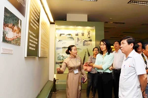Đồng chí Nguyễn Thành Phong tham quan Bảo tàng Chứng tích chiến tranh. Ảnh: DŨNG PHƯƠNG