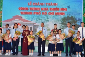 Các đồng chí lãnh đạo TPHCM chúc mừng các em tại lễ khánh thành Nhà thiếu nhi thành phố. Ảnh: Việt Dũng