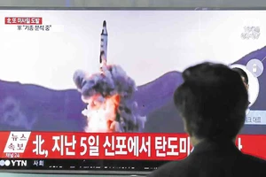 Truyền thông Hàn Quốc đưa tin về vụ phóng tên lửa của Triều Tiên. Ảnh : Inquirer News