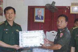 Đồn Biên phòng cửa khẩu A Đớt tặng quà Đại đội Bảo vệ biên giới 531 (Lào) nhân dịp Tết cổ truyền Bunpimay