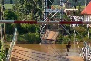 Phà chở xe tải chìm trên sông Đồng Nai