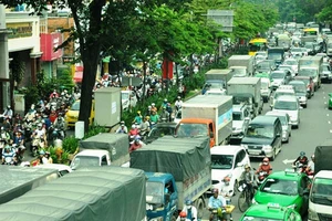 Đường Trường Sơn vào sân bay Tân Sơn Nhất thường xuyên bị kẹt xe