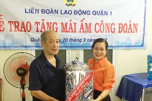 Niềm vui của anh Trí Minh trong ngày nhận mái ấm do LĐLĐ quận 1 trao tặng