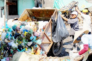 Thu gom rác dân lập trên đường Phạm Văn Xảo, quận Tân Phú, TPHCM Ảnh: KIM NGÂN