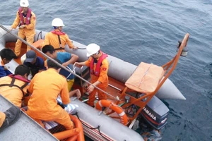 Lực lượng chức năng đang vớt thi thể tuyền viên lên tàu