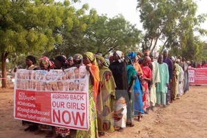 Các thành viên phong trào "Hãy đưa các em gái trở về" tham gia cuộc tuần hành tại Abuja, kêu gọi trả tự do cho các nữ sinh bị Boko Haram bắt cóc
