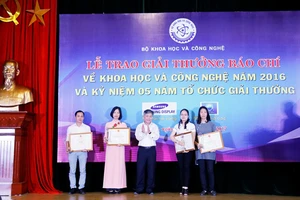 Ông Phan Huy Hiền, Phó tổng biên tập báo Nhân Dân trao giải Nhất cho tác giả, nhóm tác giả đạt giải Nhất. Nguồn: most.gov.vn