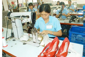 Sản xuất da giày tại một doanh nghiệp. Ảnh: THÀNH TRÍ