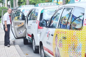 Xe taxi hoạt động tại TPHCM. Ảnh: CAO THĂNG