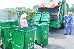 Thu gom rác tại một khu cao ốc ở huyện Bình Chánh để đưa đi phân loại, xử lý . Ảnh: THÀNH TRÍ