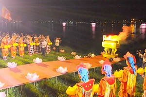 Thắp sáng 7 đóa sen trên sông Hương mở đầu tuần lễ Phật đản Phật lịch 2561 tại Huế