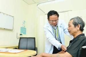 PGS-TS Lê Tiến Dũng, Trưởng khoa Hô hấp Bệnh viện Đại học Y Dược TPHCM, khám cho bệnh nhân mắc bệnh phổi tắc nghẽn mạn tính