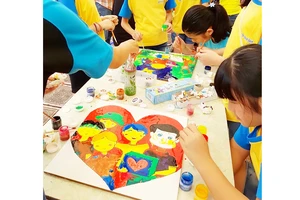 Các bé tham gia chương trình Global Art day tại Hà Nội để quyên góp tiền phẫu thuật cho trẻ em bị dị tật bẩm sinh của Quỹ Thiện Nhân và những người bạn