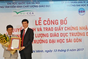 Đại diện Trung tâm kiểm đinh chất lượng giáo dục, Đại học Quốc gia Hà Nội trao giấy chứng nhận cho trường Đại học Sài Gòn