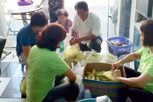 Phát cơm từ thiện giúp người nghèo tại tiệm tóc Đức Mifa