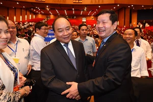 Thủ tướng Nguyễn Xuân Phúc đối thoại với doanh nghiệp sáng ngày 17-5. Ảnh: VGP