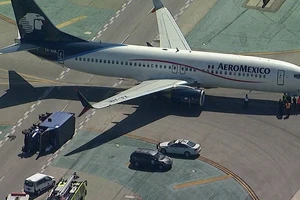 Xe tải bị chiếc Boeing 737 của hãng Aeromexico đụng lât nghiêng tại sân bay quốc tế Los Angeles, California, Mỹ, ngày 20-5-2017. Ảnh: ABC7