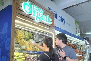  Người tiêu dùng mua sản phẩm Co.op Organic tại Co.opMart Cống Quỳnh. Ảnh: THÀNH TRÍ