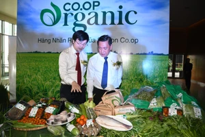 Ông Phạm Trung Kiên - Phó Tổng Giám đốc Saigon Co.op ( bìa trái ) và ông Phạm Thành Kiên - Giám đốc Sở Công thương TP.HCM tham quan khu trưng bày sản phẩm Co.op Organic