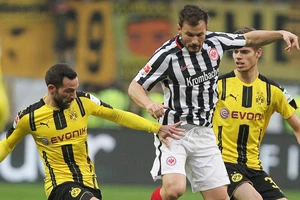 Frankfurt (giữa) khó có thể ngăn cản Dortmund tiến đến bục đăng quang ở Cúp nước Đức .