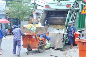 Thu gom rác tại quận 8, TPHCM. Ảnh: CAO THĂNG