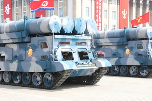 Hệ thống phòng thủ bờ biển được cho là KN-09 vừa được Triều Tiên giới thiệu trong lễ diễu binh ngày 15-4. Ảnh: AP.