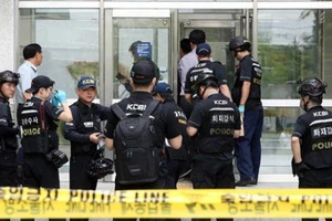 Cảnh sát phong tỏa hiện trường vụ nổ bưu kiện tại Đại học Yonsei ở Seoul, Hàn Quốc, ngày 13-6-2017. Ảnh: YONHAP