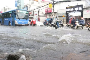 Đường Võ Văn Ngân, quận Thủ Đức ngập nặng sau cơn mưa chiều ngày 24-5-2017