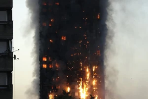 Khói lửa bao trùm tòa nhà Grenfell Tower ở London, Anh, ngày 14-6-2017. Ảnh: AP