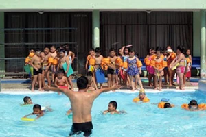 Dạy bơi tại trường Tiểu học Nguyễn Bỉnh Khiêm, quận 1, TPHCM