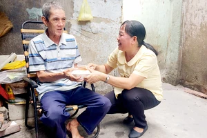 Cô Phạm Thị Vân đưa cơm, trò chuyện thăm hỏi ông Lê Văn Tấn (ngụ đường Nguyễn Tri Phương, quận 10)