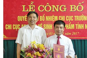 Ông Chu Trọng Trang ngày nhận quyết định được điều động bổ nhiệm chức vụ Chi cục trưởng Chi cục An toàn vệ sinh thực phẩm Nghệ An. Ảnh: Báo Nghệ An