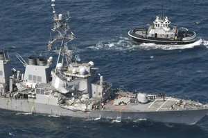 Tàu khu trục Mỹ va chạm với tàu hàng Philippines, 7 thủy thủ mất tích