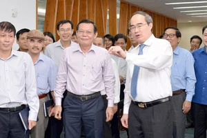 Bí thư Thành ủy TPHCM Nguyễn Thiện Nhân tham quan tòa soạn Báo SGGP