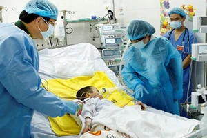 Bộ trưởng Bộ Y tế thăm bệnh nhi đầu tiên được ghép phổi thành công tại Việt Nam vào tháng 2-2017