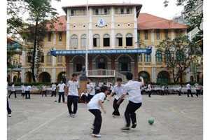 Học sinh Trường THPT chuyên Trần Đại Nghĩa trong giờ ra chơi