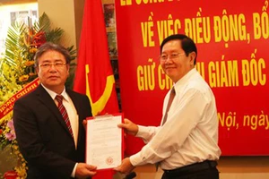 Bộ trưởng Nội vụ Lê Vĩnh Tân (phải) trao quyết định bổ nhiệm cho ông Đặng Xuân Hoan