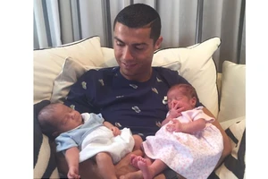 Ronaldo hạnh phúc bên cặp song sinh. 