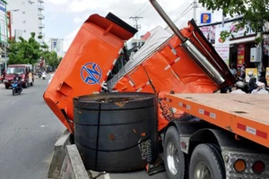 Một xe đầu kéo chở thép cuộn quá tải, không buộc cột cẩn thận làm thép rơi xuống đường khi lưu thông trên đường Huỳnh Tấn Phát (quận 7, TPHCM)